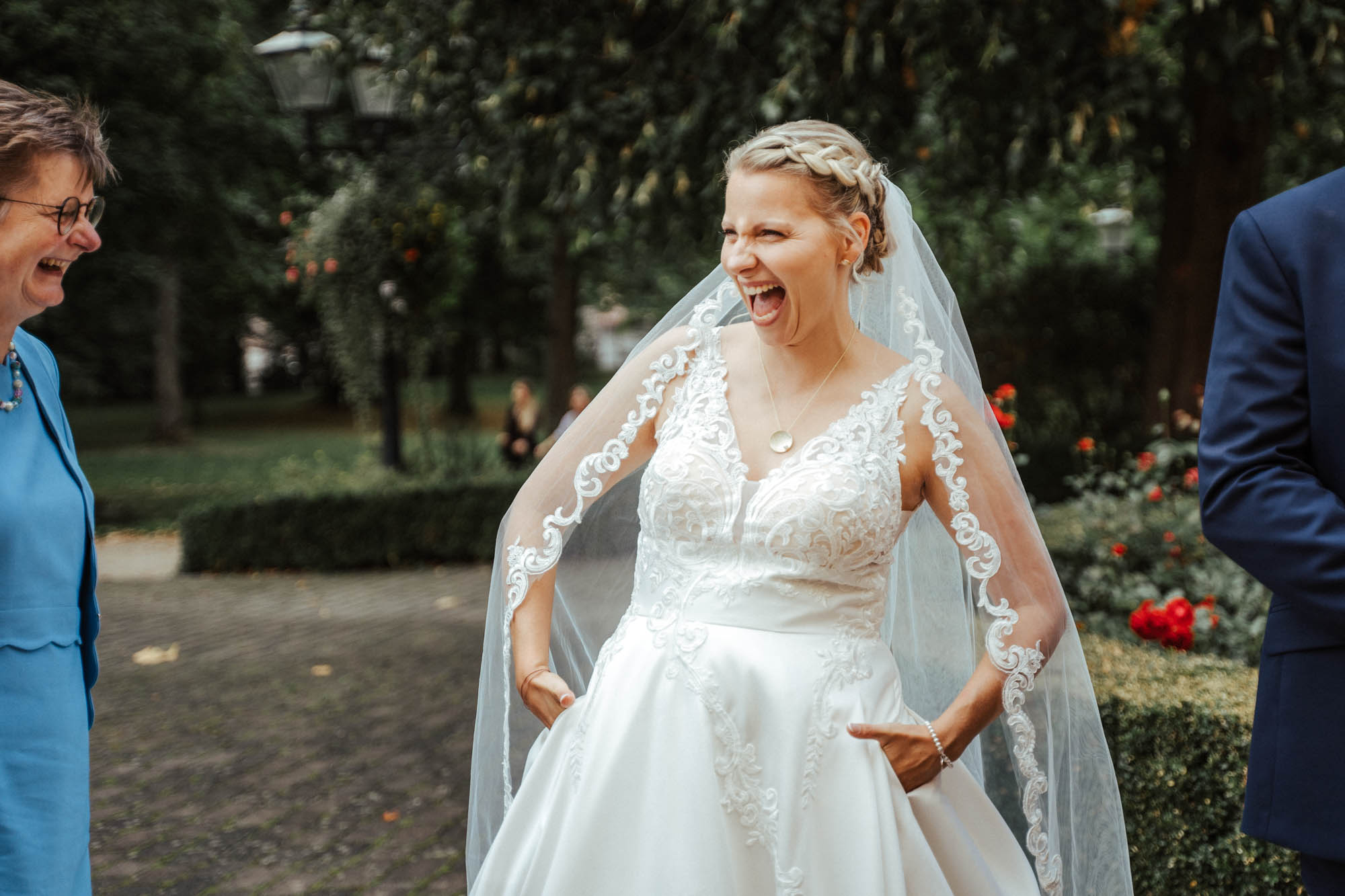 Lachende Braut bei ihrer Hochzeit in Offenbach