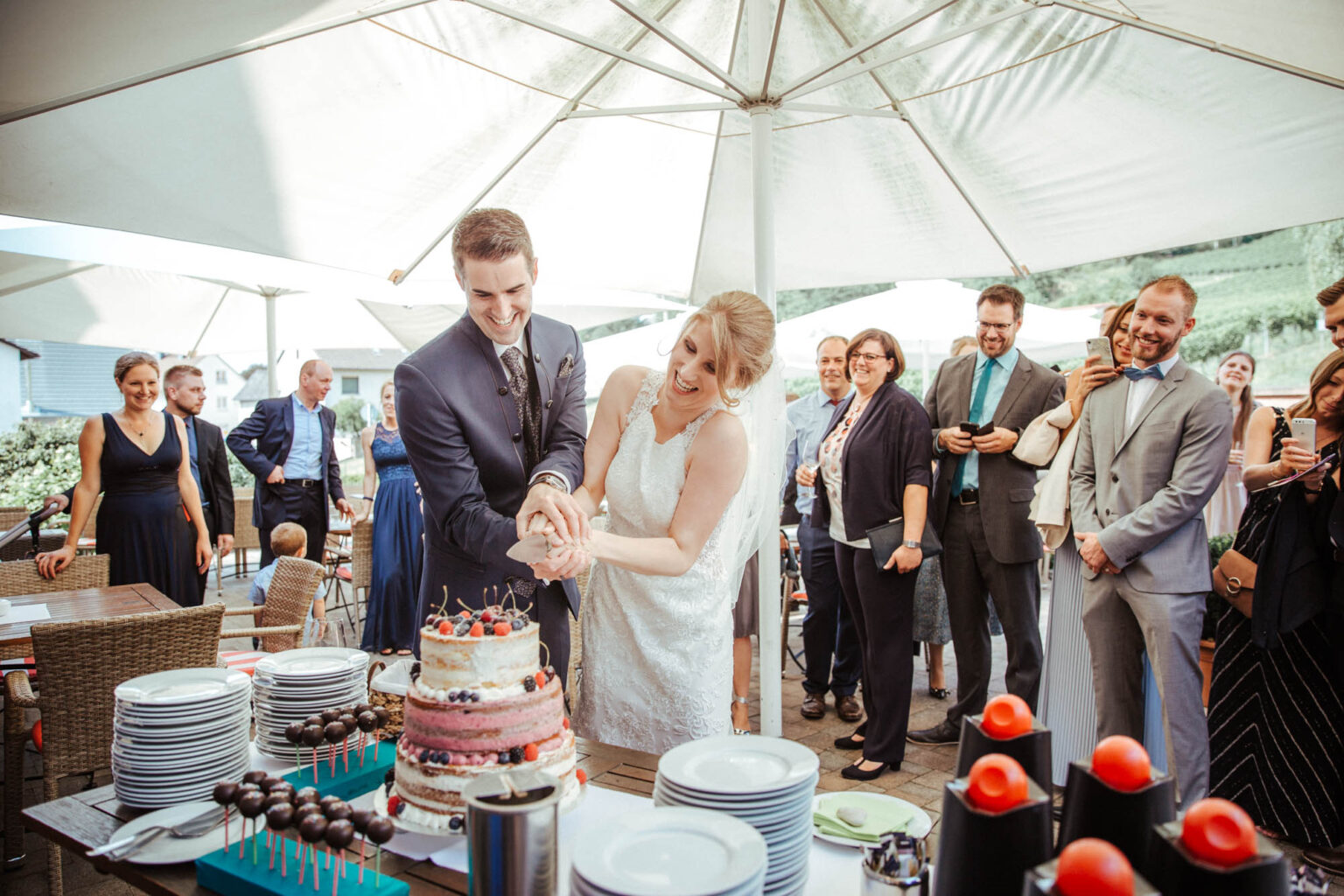 Hochzeitspaar beim Anschneiden der Hochzeitstorte bei der Hochzeitsreportage in Offenbach