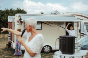 Bräutigam hantiert am Wohnwagen während der Brautrede