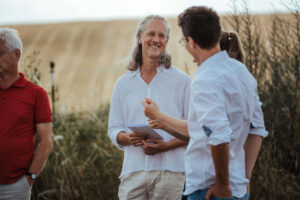 Bräutigam bei der Landhochzeit in Rhein-Main im Gespräch mit der Hochzeitsgesellschaft