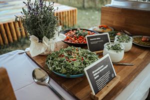 Buffet mit Salaten bei der Landhochzeit in Rhein-Main