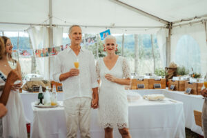 Brautpaar bei ihrer Rede und Sektempfang: Hochzeitsreportage auf dem Land