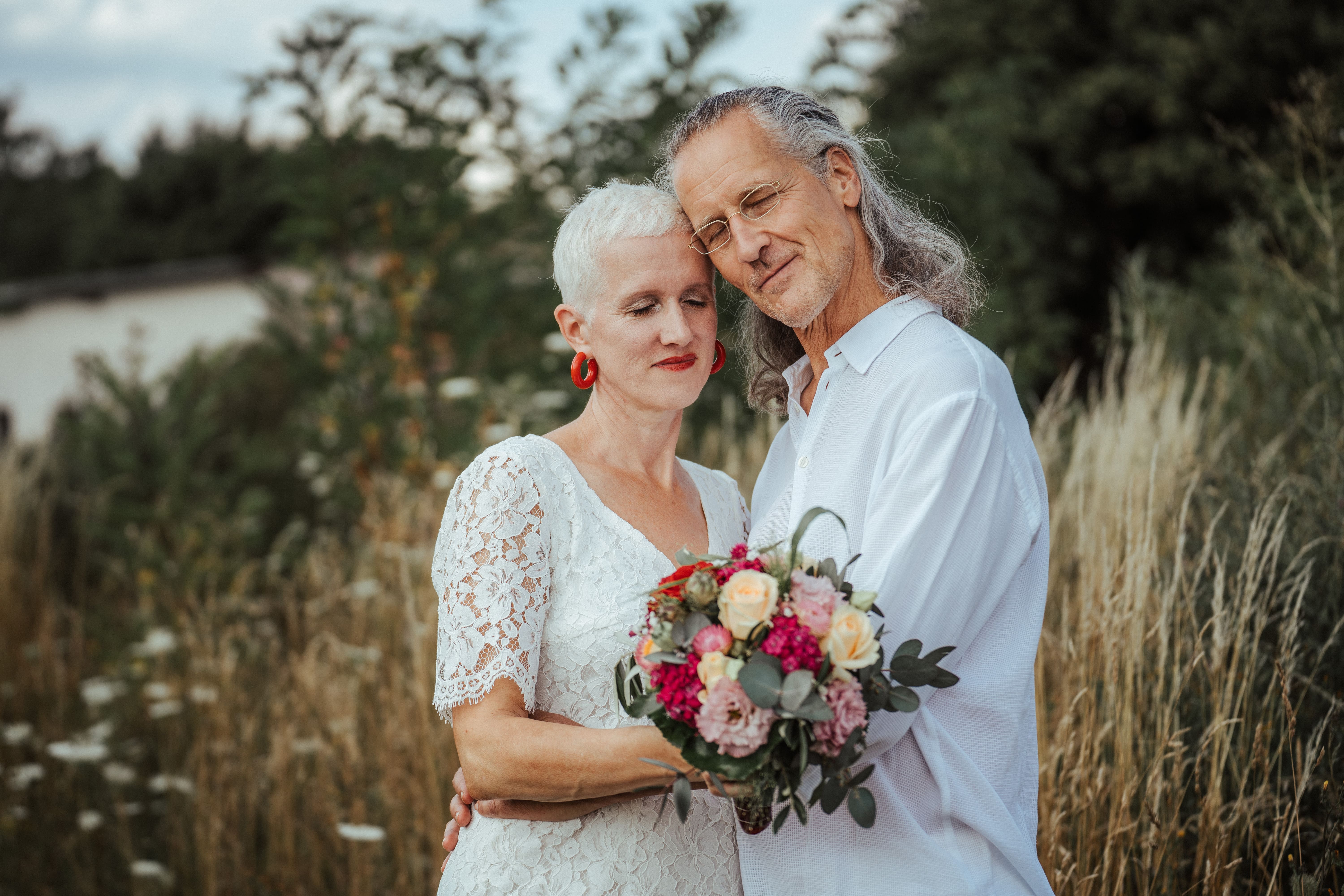 Romantische Fotos vom Brautpaar bei ihrer Hochzeit auf dem Land in Rhein-Main