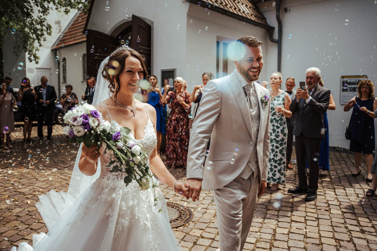 Brautpaar beim Auszug vor der Waldkirche in Obertshausen