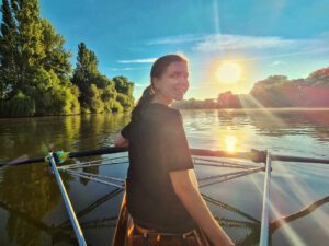 Hochzeitsfotografin Mirjam Beitz beim Rudern auf dem Main in Offenbach