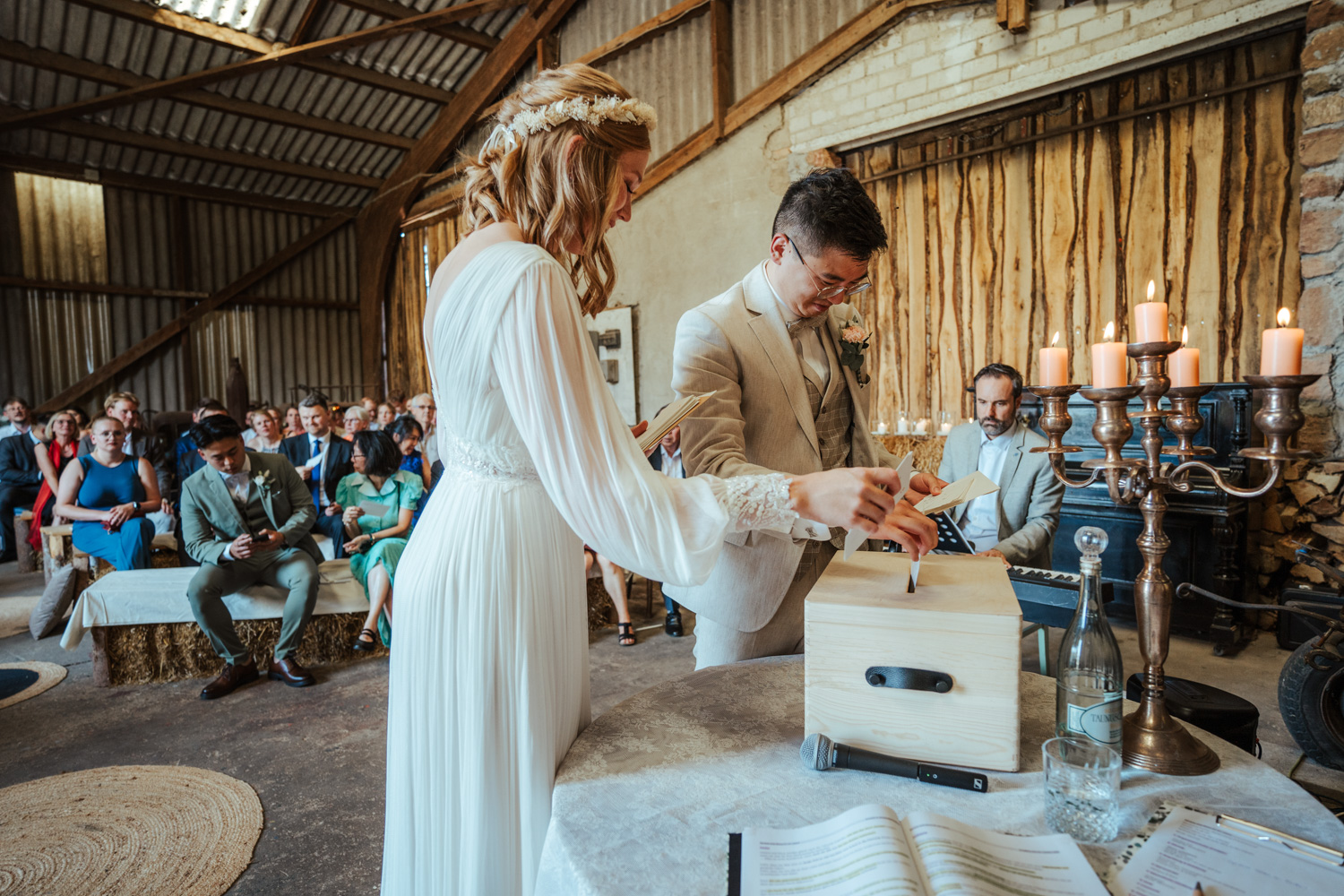 Brautpaar bei ihrer Hochzeit in Niedernberg am MARIENHOF FECHER / Hochzeitsreportage von Mirjam Beitz
