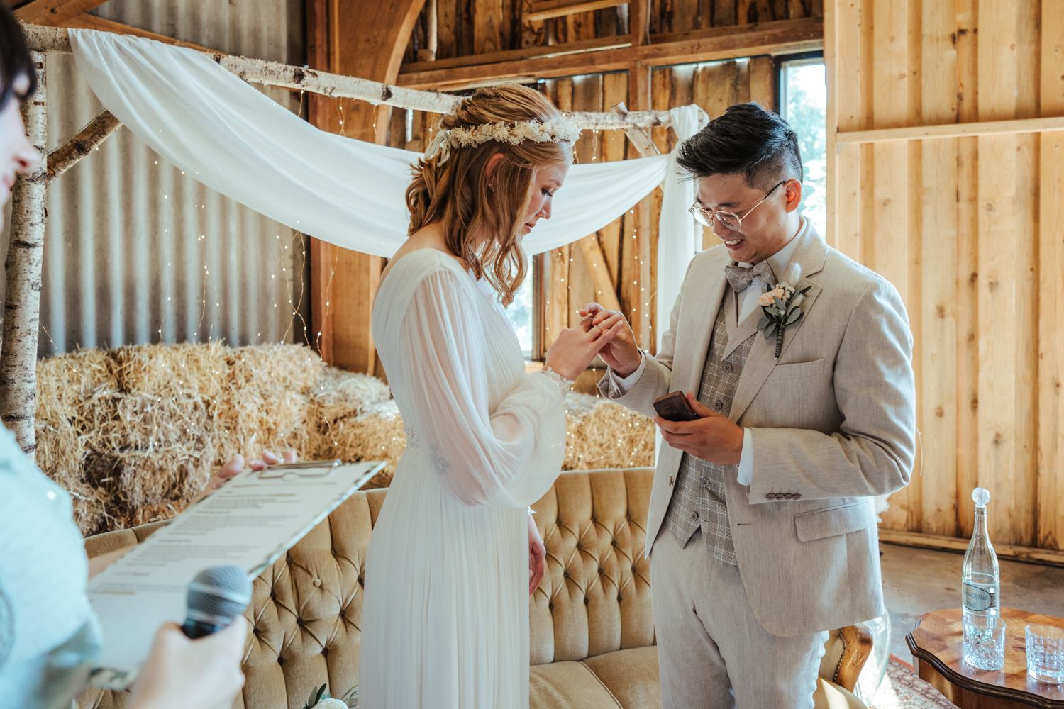 Ringübergabe und Ringtausch bei der Hochzeit am Marienhof Fecher in Niedernberg / Hochzeitsreportage von Mirjam Beitz