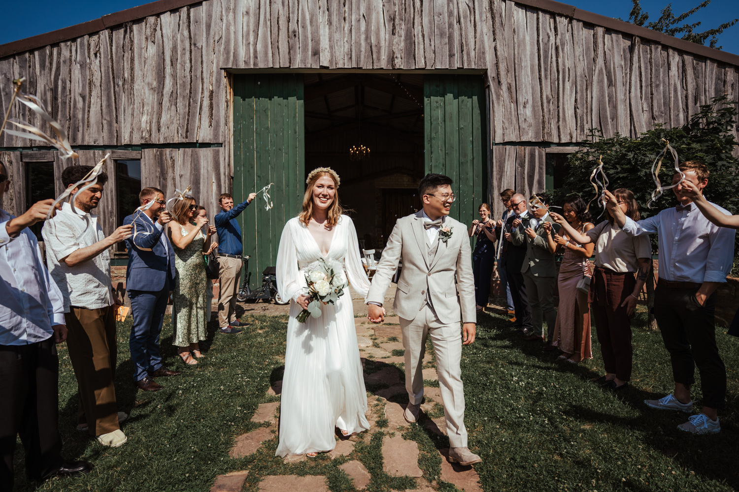 Hochzeitspaar mit ihren Gästen vor der Trauscheune des Marienhofs in Niedernberg / Hochzeitslocation Rhein Main