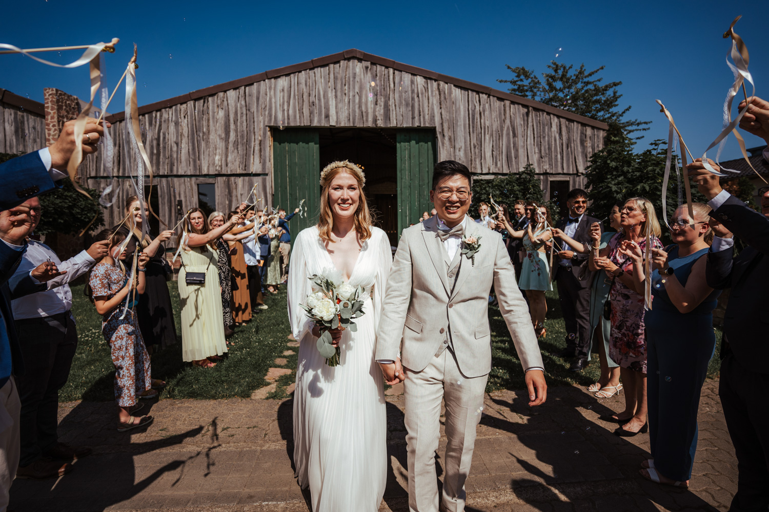 Die schönste Hochzeitslocation im Rhein Main Gebiet / Brautpaar vor der Trauscheune des Marienhofs Fecher in Niedernberg