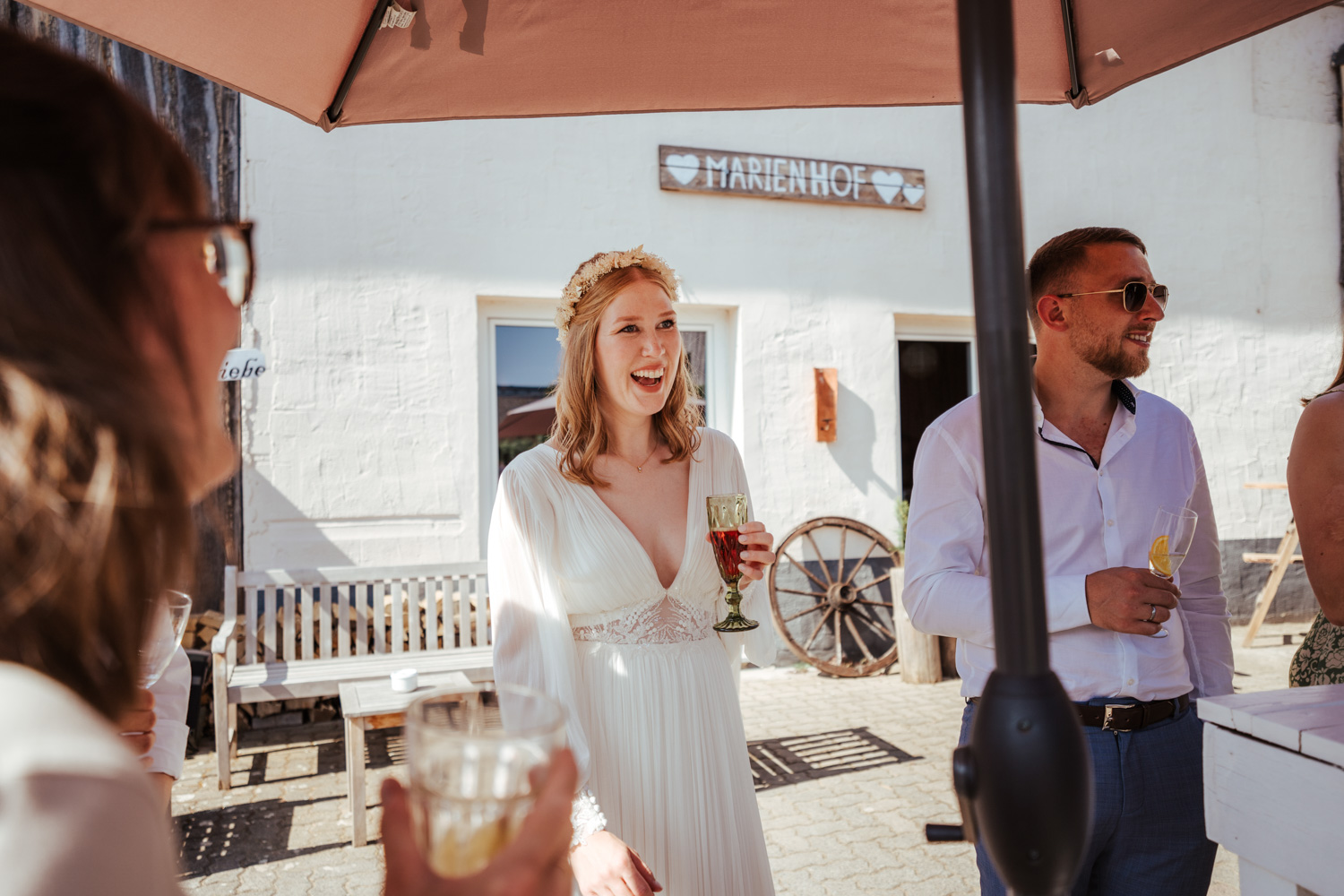 Mirjam Beitz macht Fotos bei der Hochzeitsreportage am MARIENHOF FECHER in Niedernberg / Sektempfang