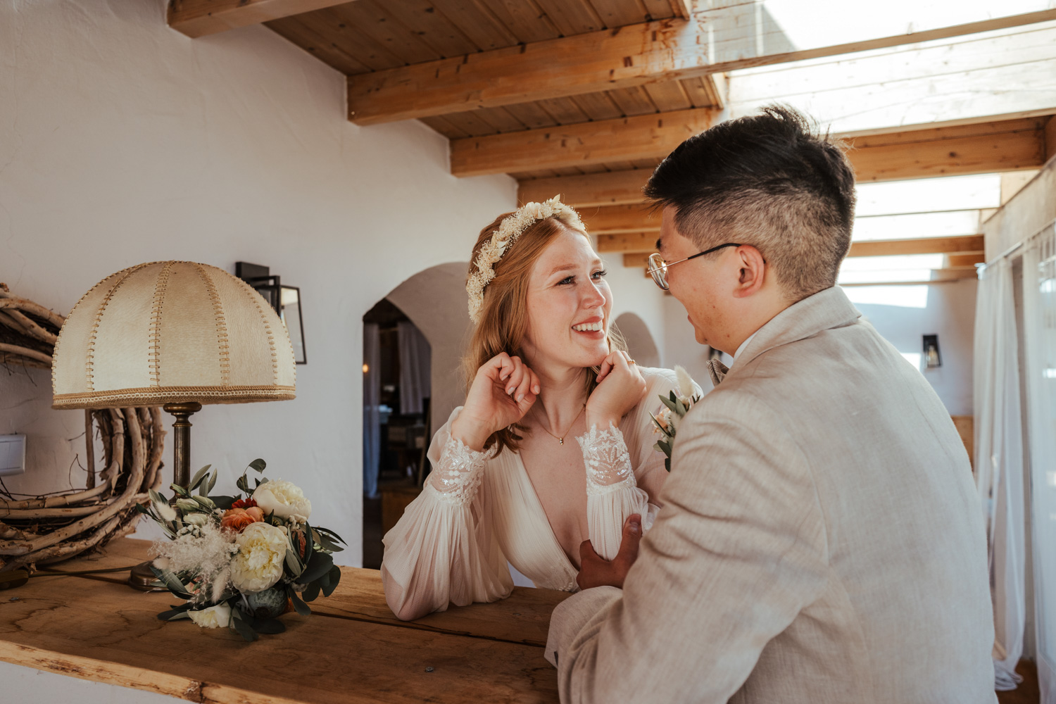 Brautpaarshooting im Kaminzimmer am MARIENHOF FECHER in Niedernberg / Hochzeitsfotos von Mirjam Beitz
