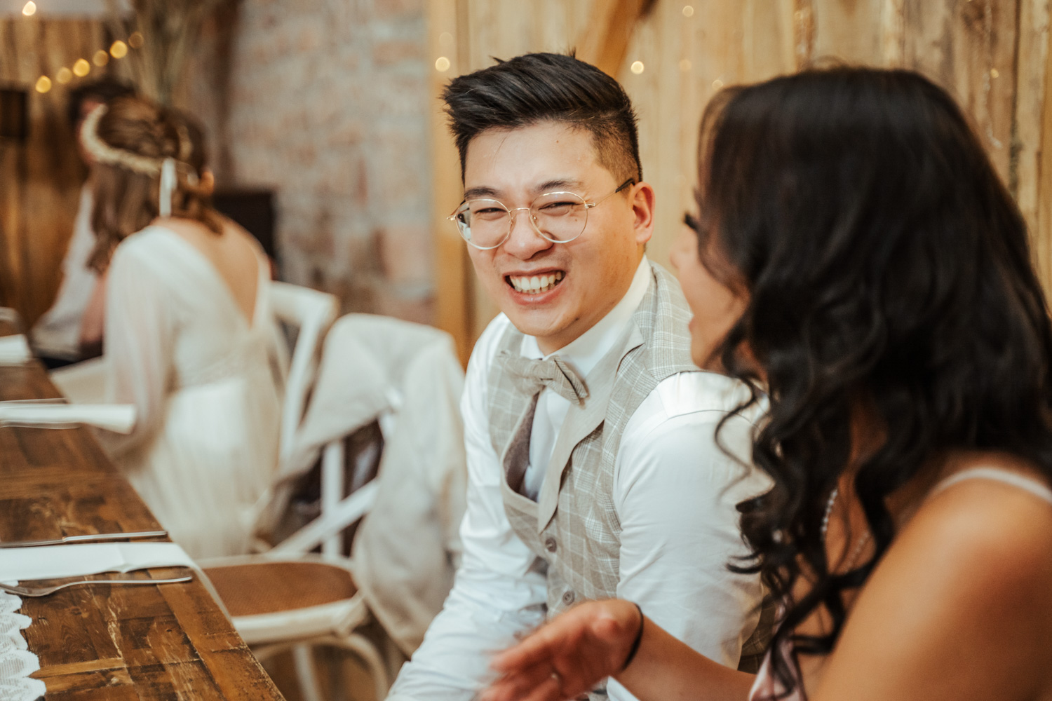 Bräutigam genießt seine Hochzeit an der schönen Hochzeitslocation in Niedernberg / MARIENHOF FECHER Hochzeitsreportage