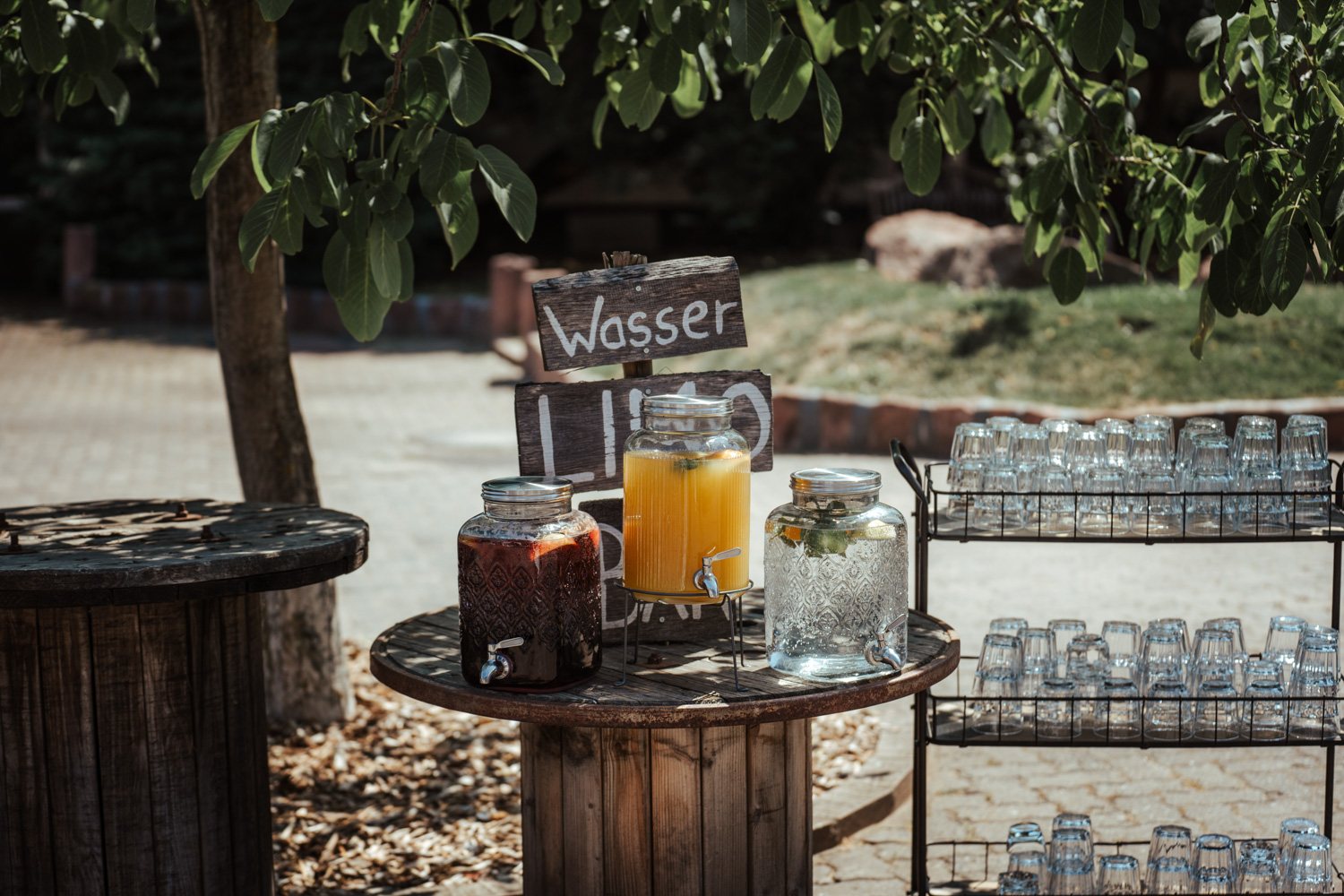 Begrüßung und Sektempfang bei der Hochzeitsreportage am Marienhof in Niedernberg
