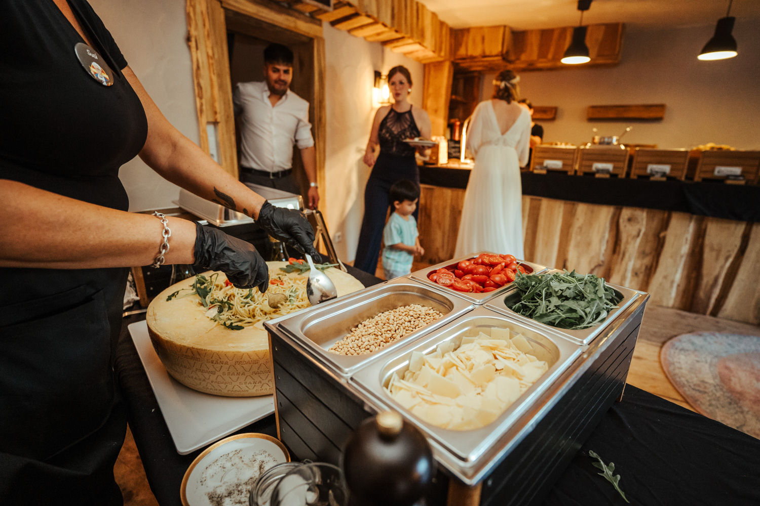 Essen und Catering bei der Hochzeit an der Hochzeitslocation MARIENHOF FECHER in Niedernberg / Hochzeitsreportage Mirjam Beitz