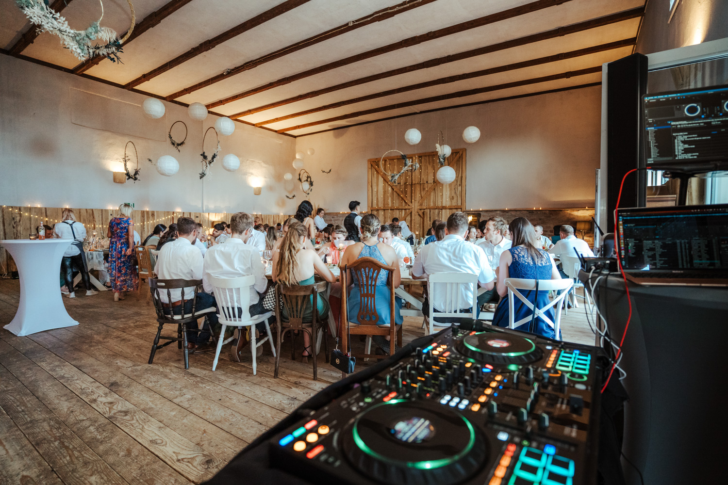 Gute Stimmung bei der Hochzeitsreportage am Marienhof in Niedernberg im großen Saal mit toller Hochzeitsdeko