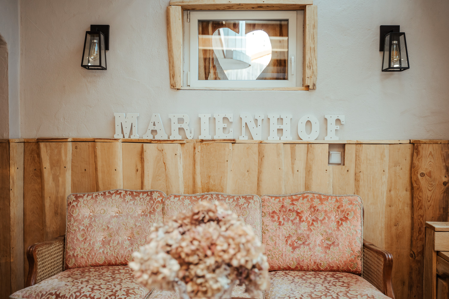 Kaminzimmer am MARIENHOF FECHER in Niedernberg / Hochzeitsreportage und Location für das Brautpaarshooting