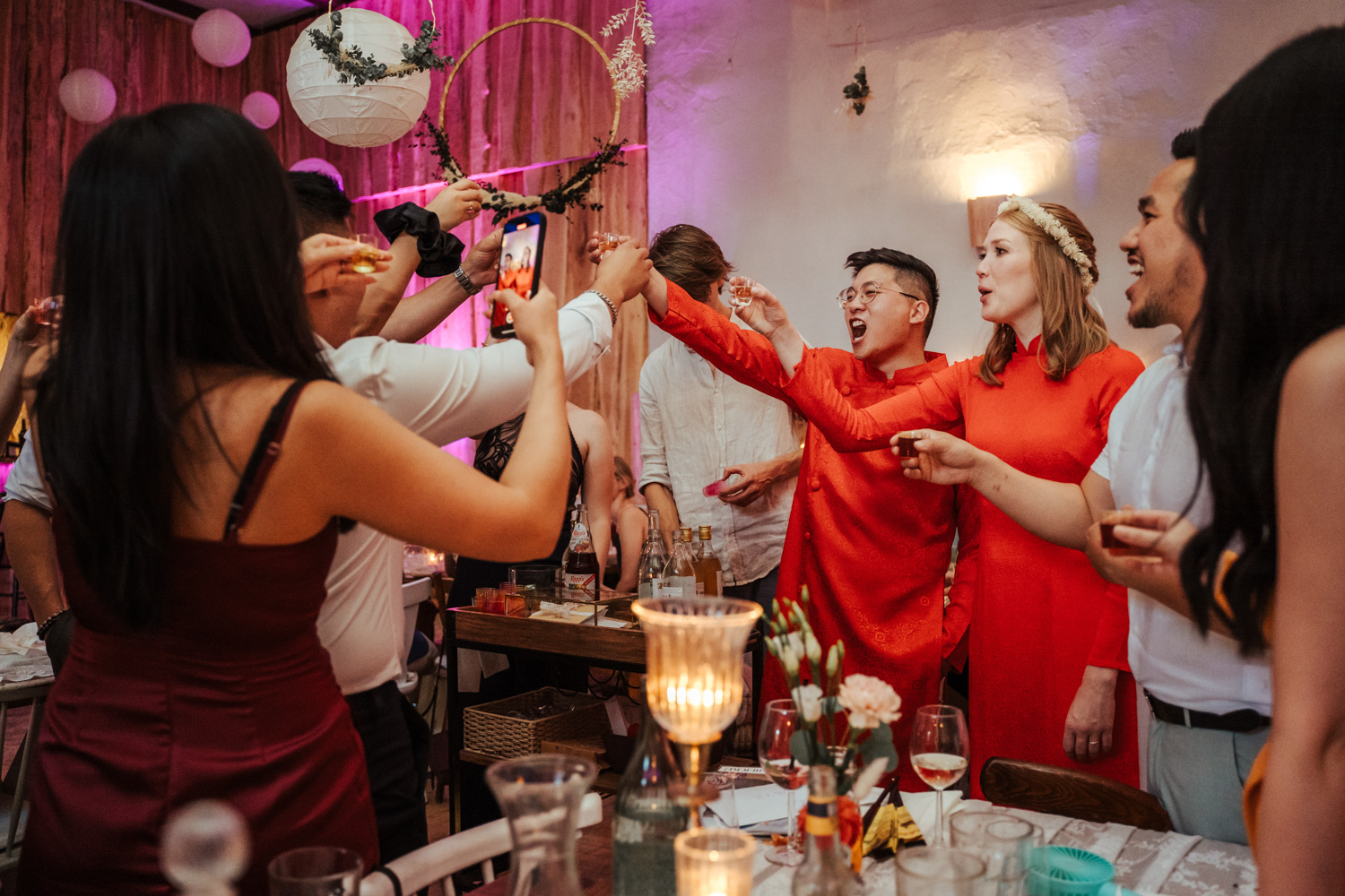 Shotrunde mit dem Brautpaar und den Gästen bei vietnamesischer Hochzeit in Niedernberg