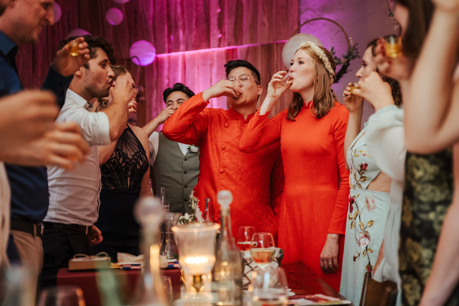 Shotrunde mit dem Brautpaar und den Gästen bei vietnamesischer Hochzeit in Niedernberg