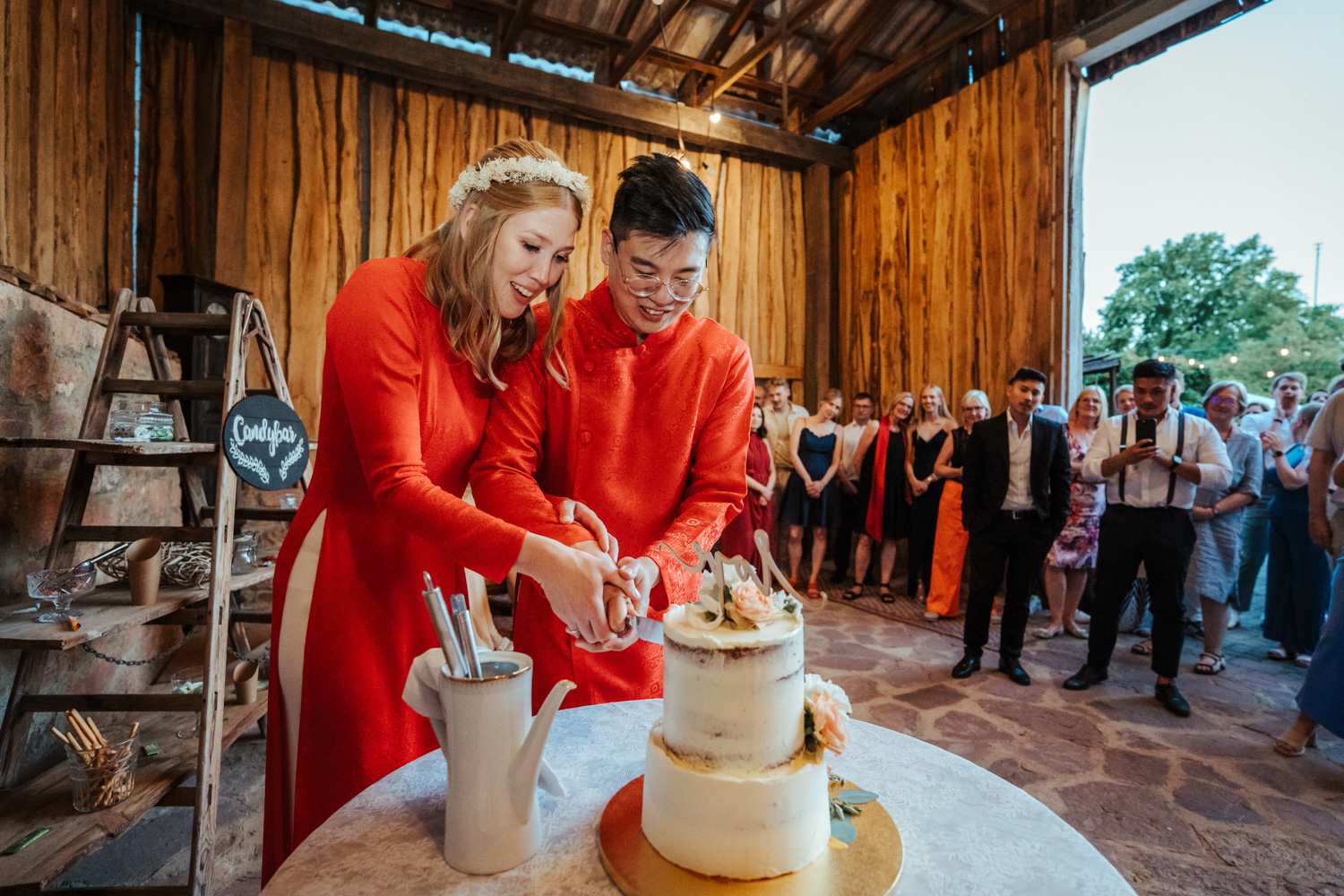 Hochzeitstorte anschneiden am Marienhof Fecher in Niedernberg / Hochzeitsreportage
