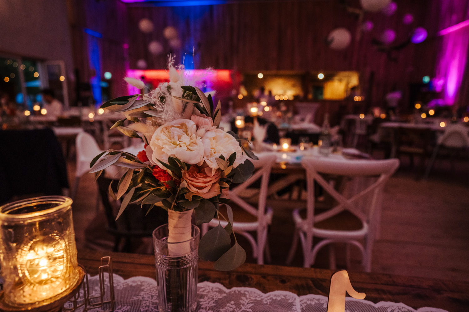 Gute Stimmung bei der Hochzeitsreportage am Marienhof in Niedernberg im großen Saal mit toller Hochzeitsdeko