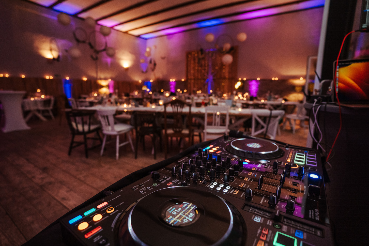 Gute Stimmung bei der Hochzeitsreportage am Marienhof in Niedernberg im großen Saal mit toller Hochzeitsdeko