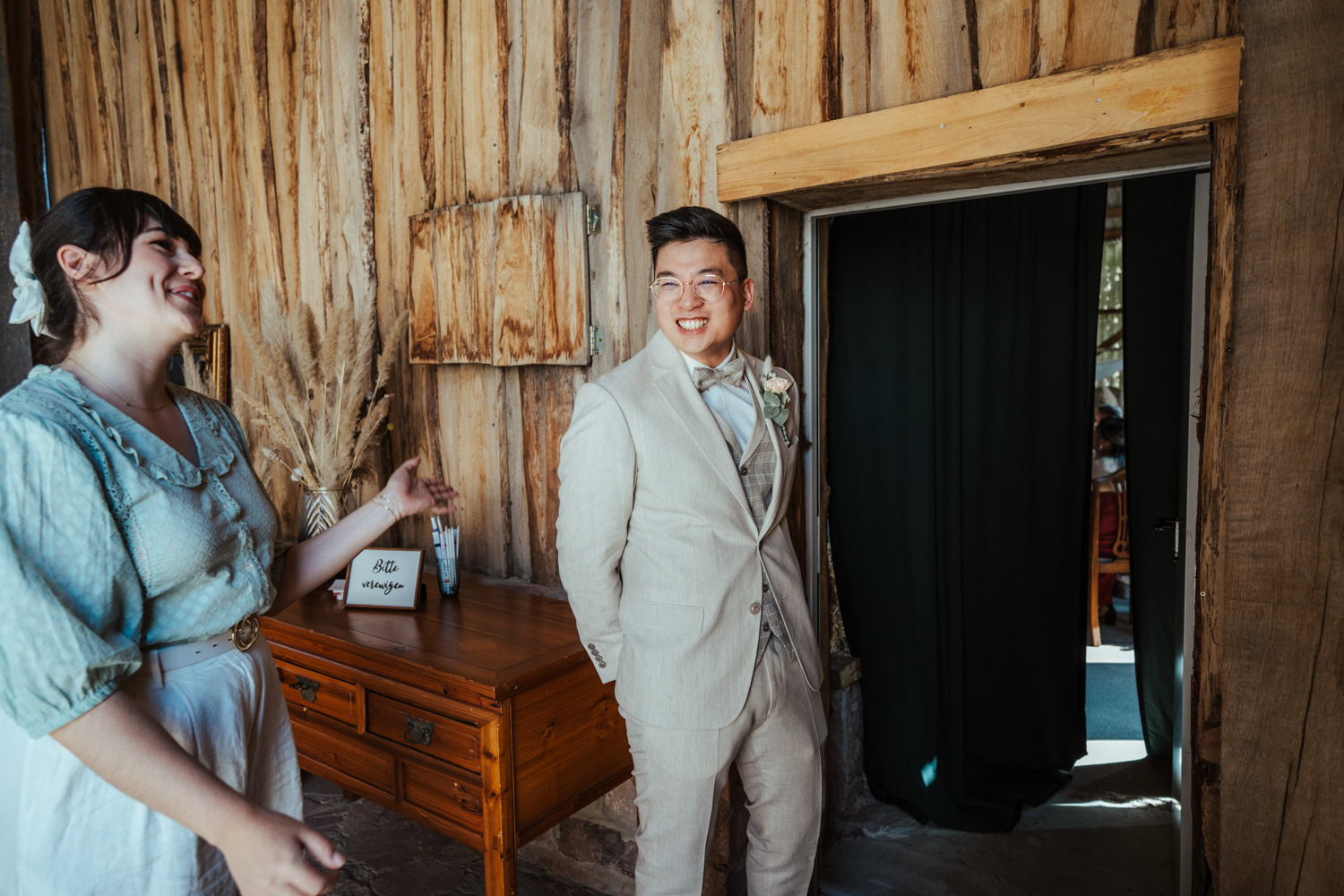 Traurednerin und Bräutigam an der schönsten Hochzeitslocation im Rhein Main Gebiet: MARIENHOF FECHER in Niedernberg