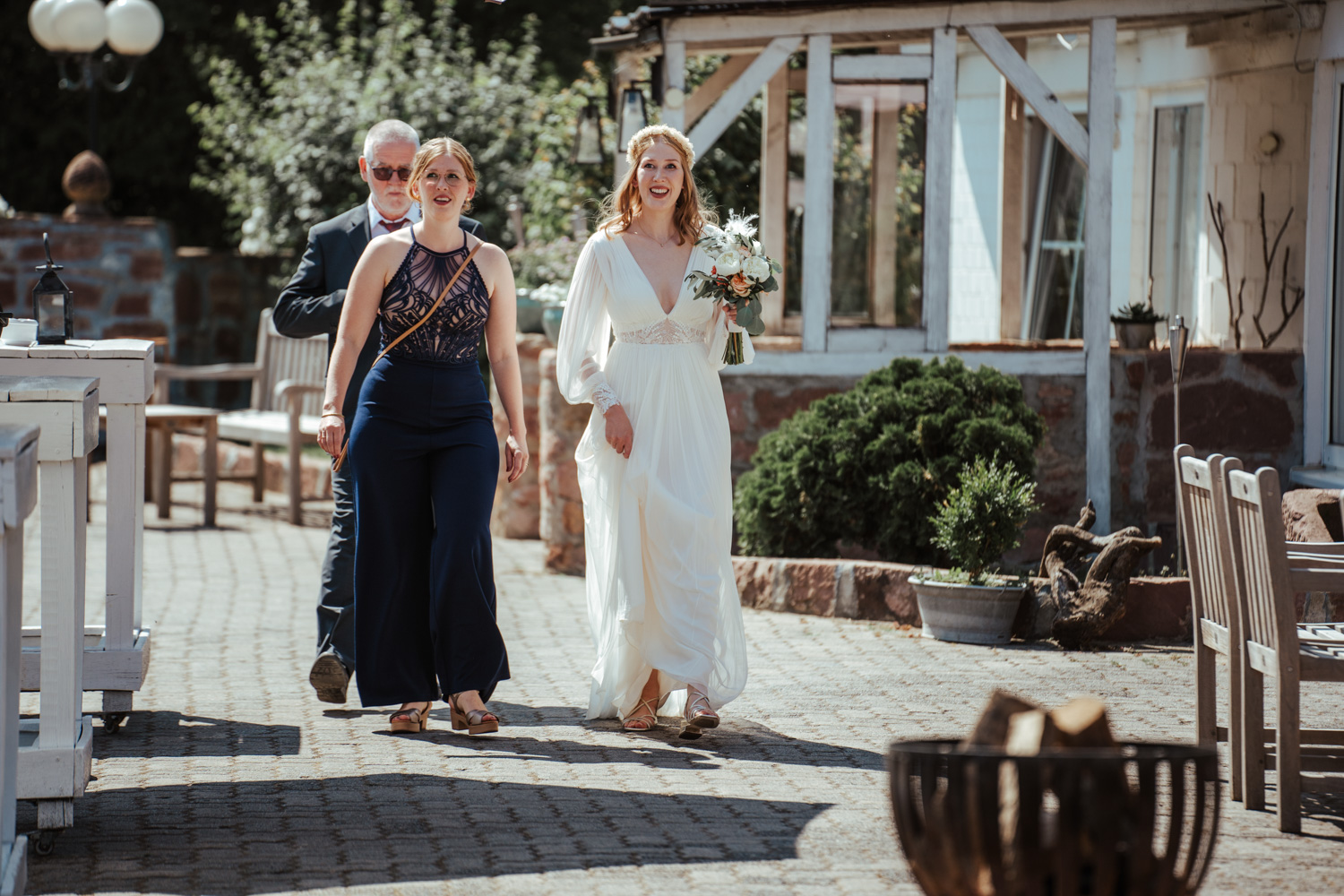 Die Braut auf dem Weg zur Trauscheune auf dem MARIENHOF FECHER in Niedernberg / Hochzeitsreportage Marienhof