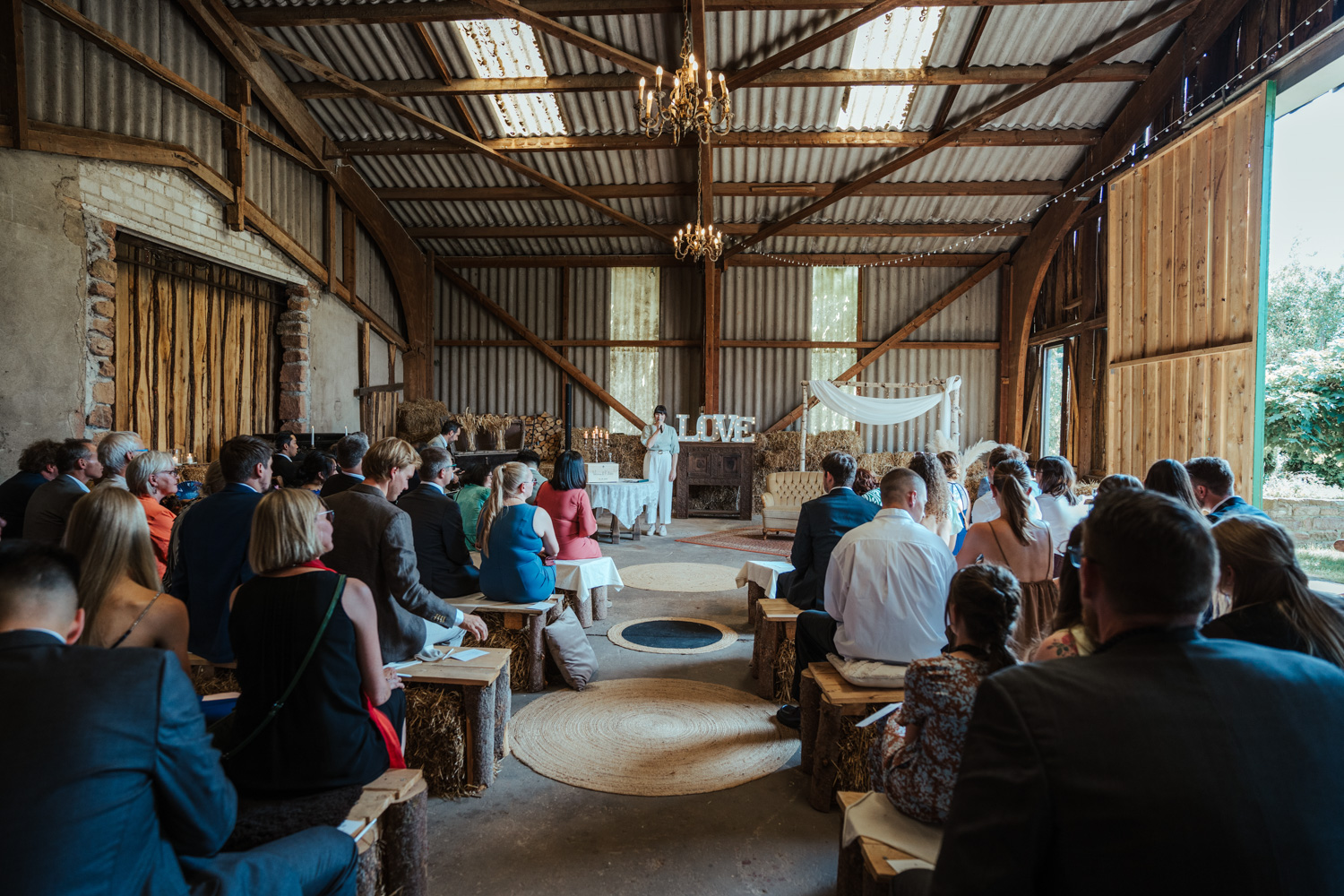 Hochzeitsfeier am Marienhof / Die Trauung in der Trauscheune beginnt