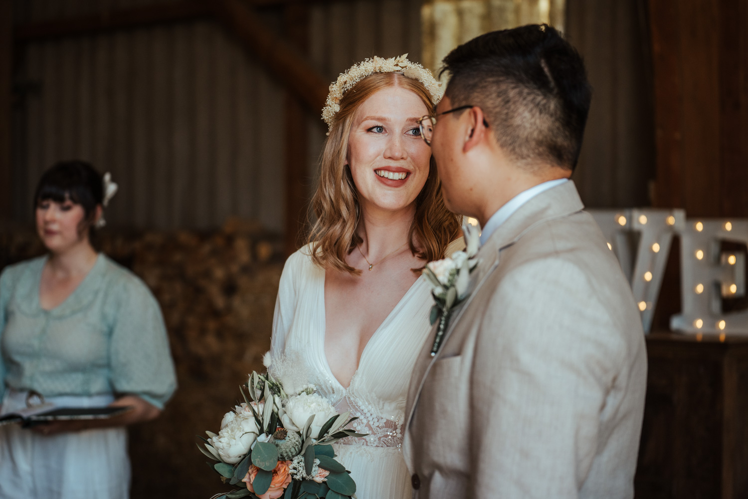 Das Braut in der Trauscheune während der Hochzeitsreportage von Hochzeitsfotografin Mirjam Beitz am MARIENHOF FECHER in Niedernberg