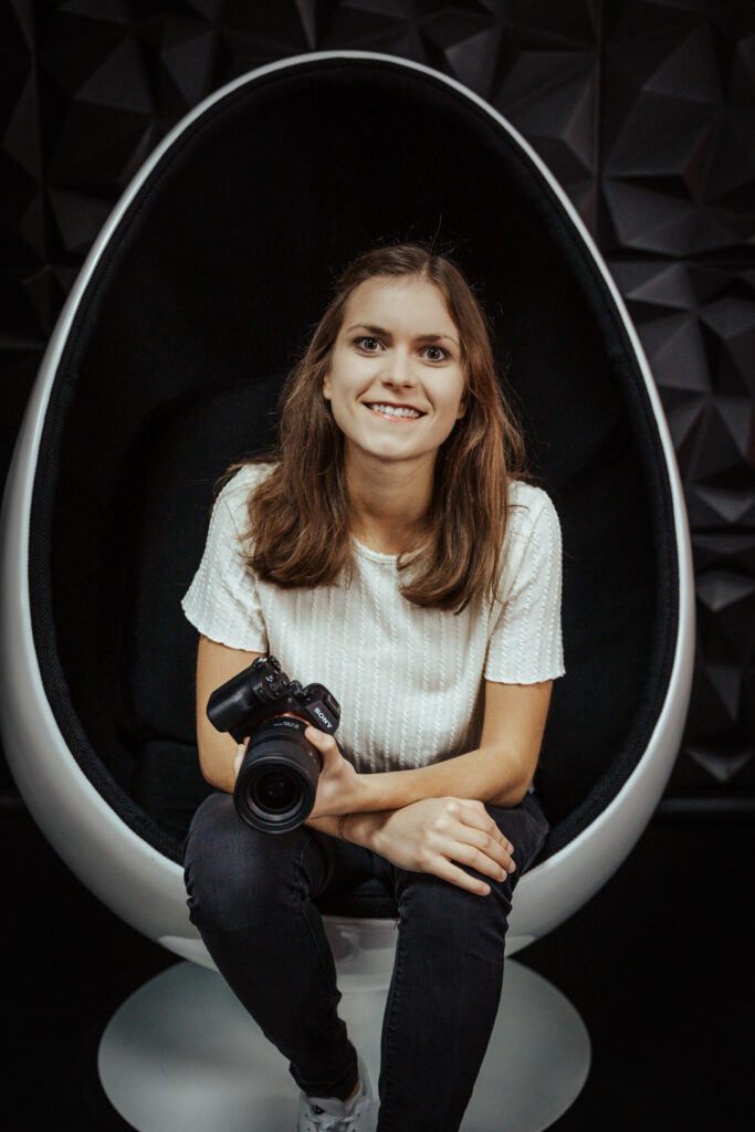 Hochzeitsfotografin Mirjam Beitz aus Rhein-Main mit ihrer Kamera