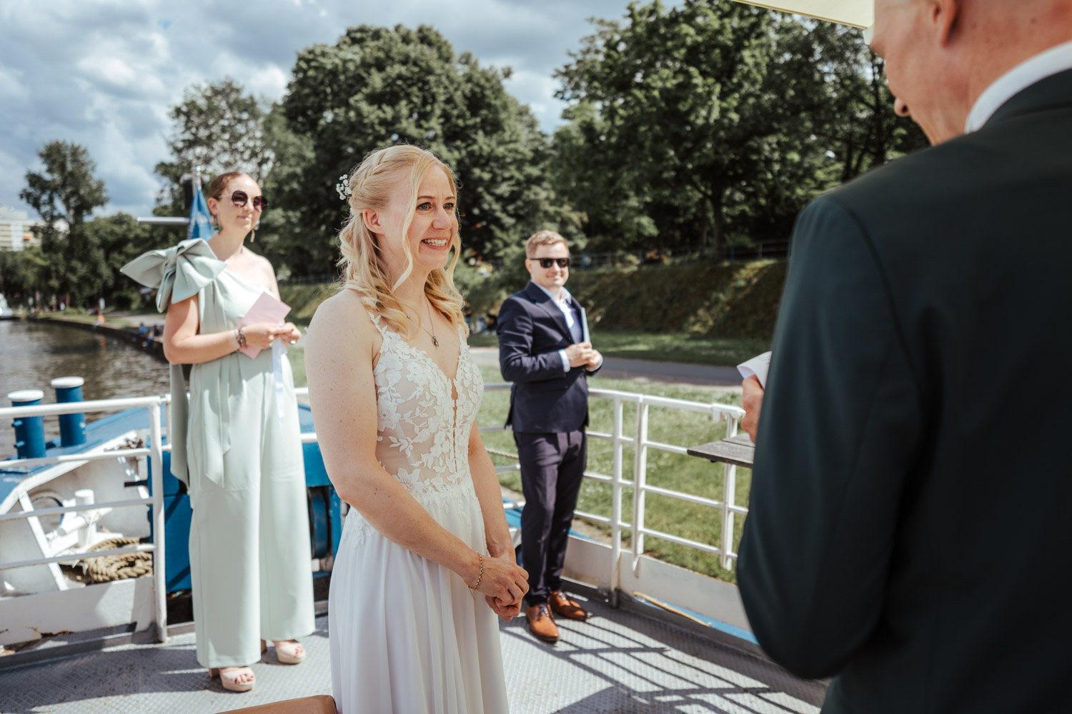 Das Brautpaar auf dem Schiff Backschaft bei ihrer Hochzeit in Offenbach