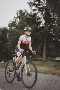 Hochzeitsfotografin Mirjam Beitz beim Radfahren für Ihren Triathlonverein Eintracht Frankfurt
