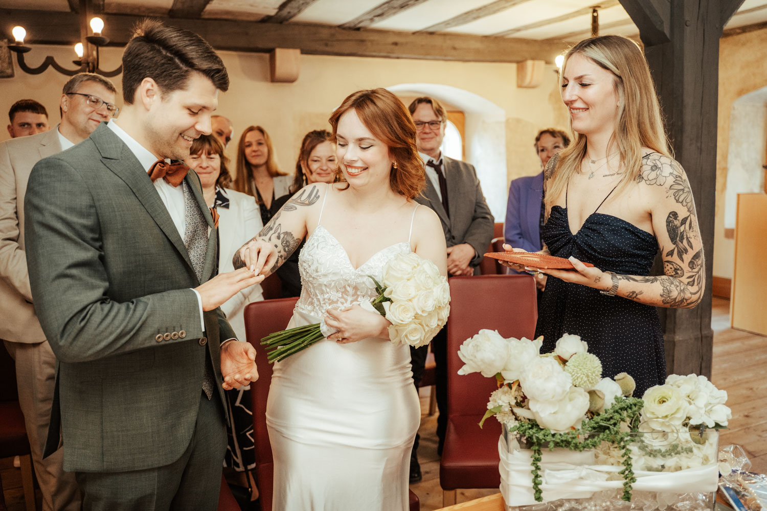 Ringübergabe bei der Hochzeitsreportage im Standesamt Frankfurt