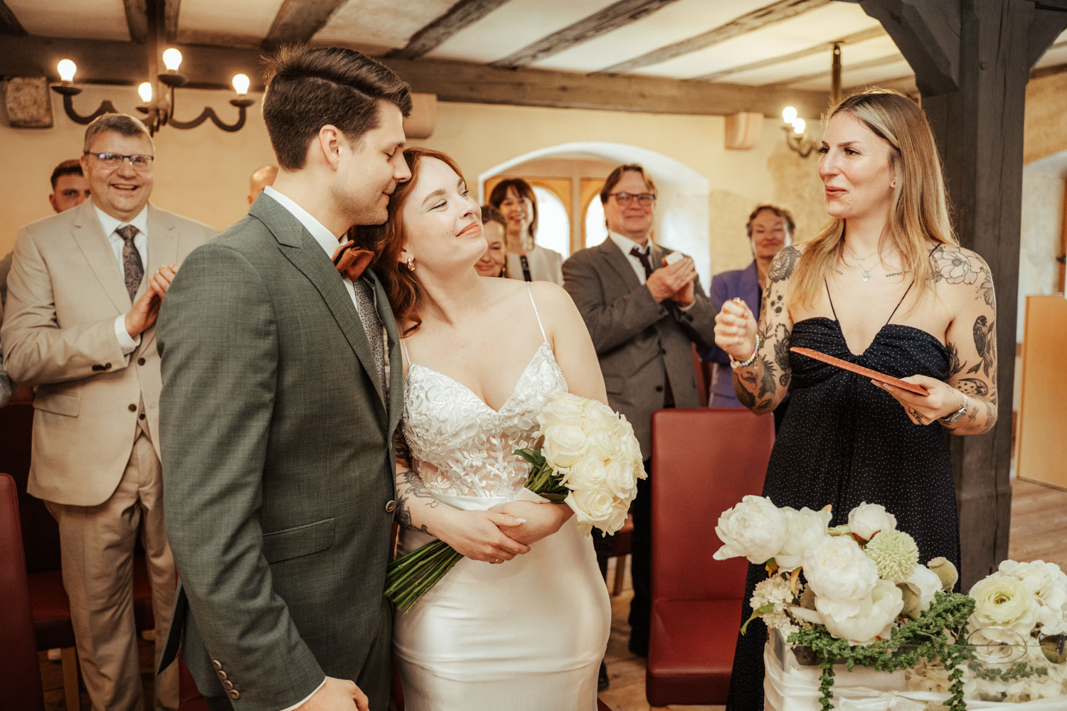 Spontane Momente festgehalten bei der Hochzeitsreportage im Standesamt - fotografiert von Hochzeitsfotografin Mirjam Beitz in Frankfurt