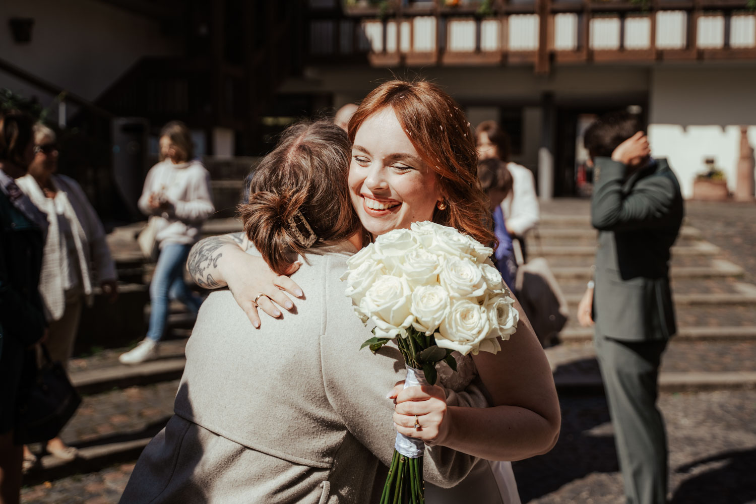 Emotionale Momente: Die Braut bekommt Glückwünsche nach der Trauung im Standesamt Frankfurt