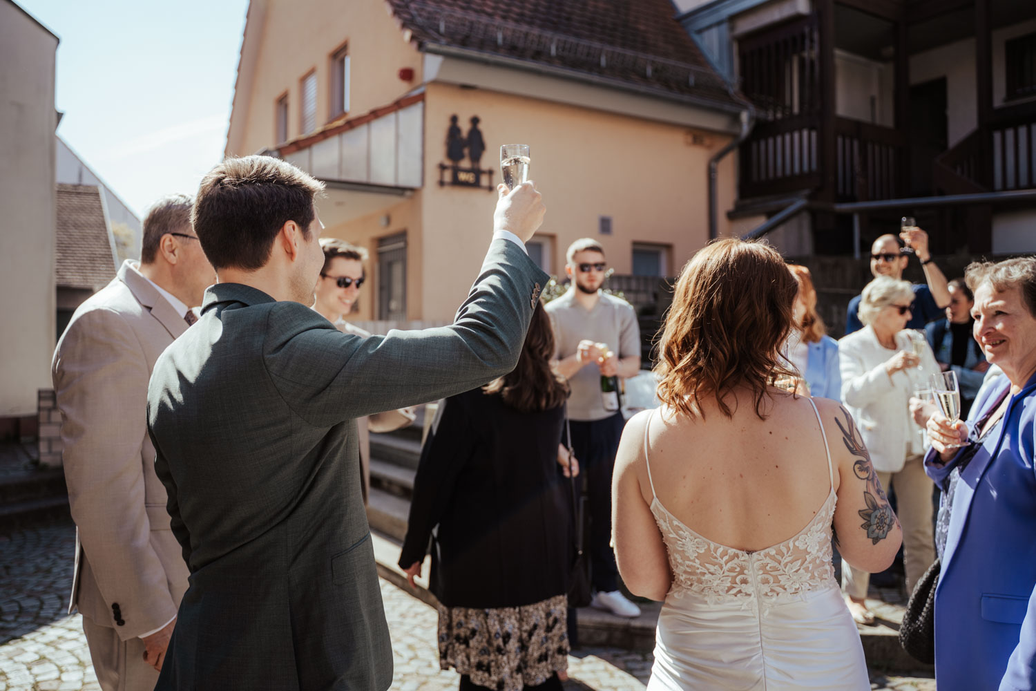 Authentische Bilder vom Sektempfang bei der Hochzeit in Frankfurt fotografiert von Hochzeitsfotografin Mirjam Beitz