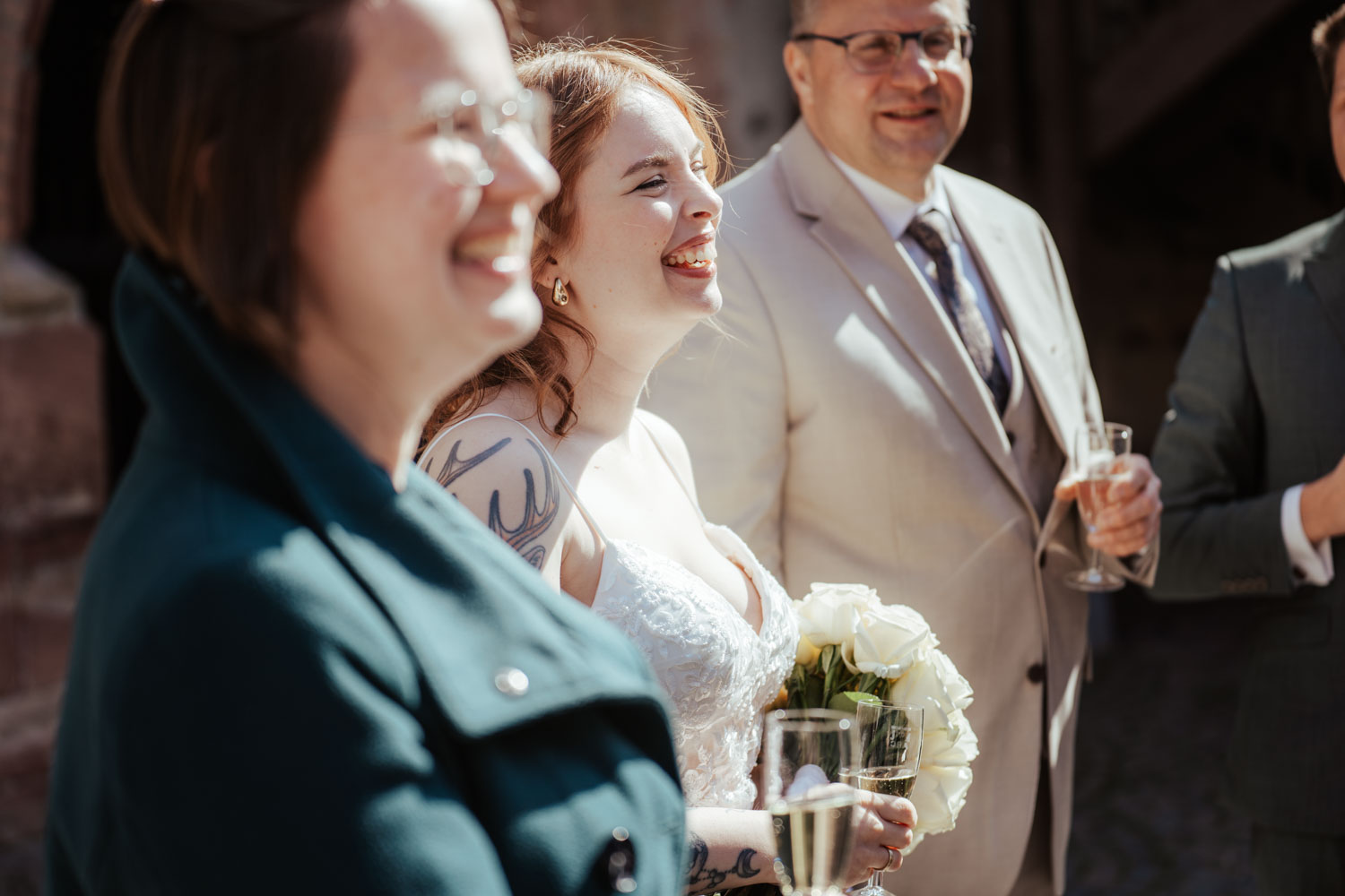 Fotos mit vielen Emotionen - lachende Braut bei der Hochzeitsreportage in Frankfurt