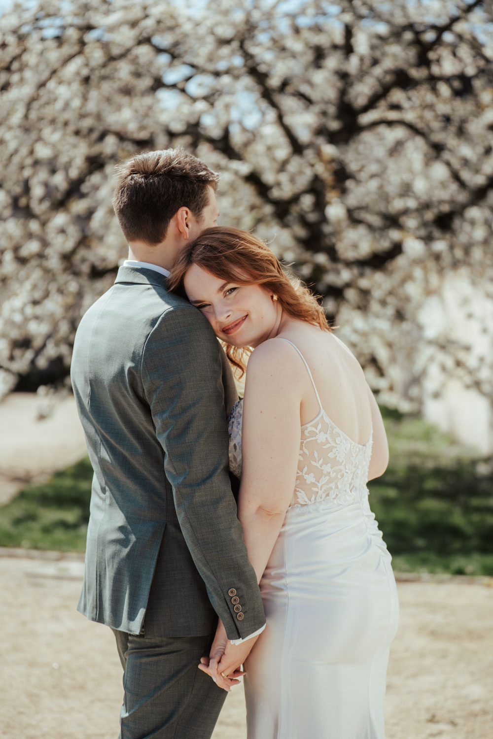 Authentisches Brautpaar-Foto in Frankfurt im Park - gemacht von Hochzeitsfotografin Mirjam Beitz