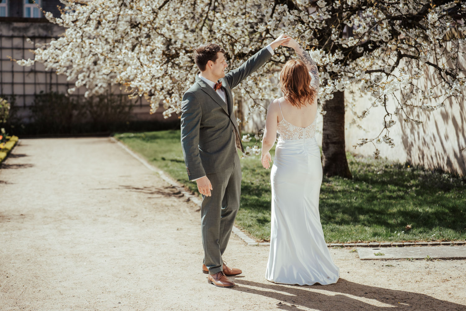 Hochzeitspaar beim lockeren Paarshooting: Tanzen im Park