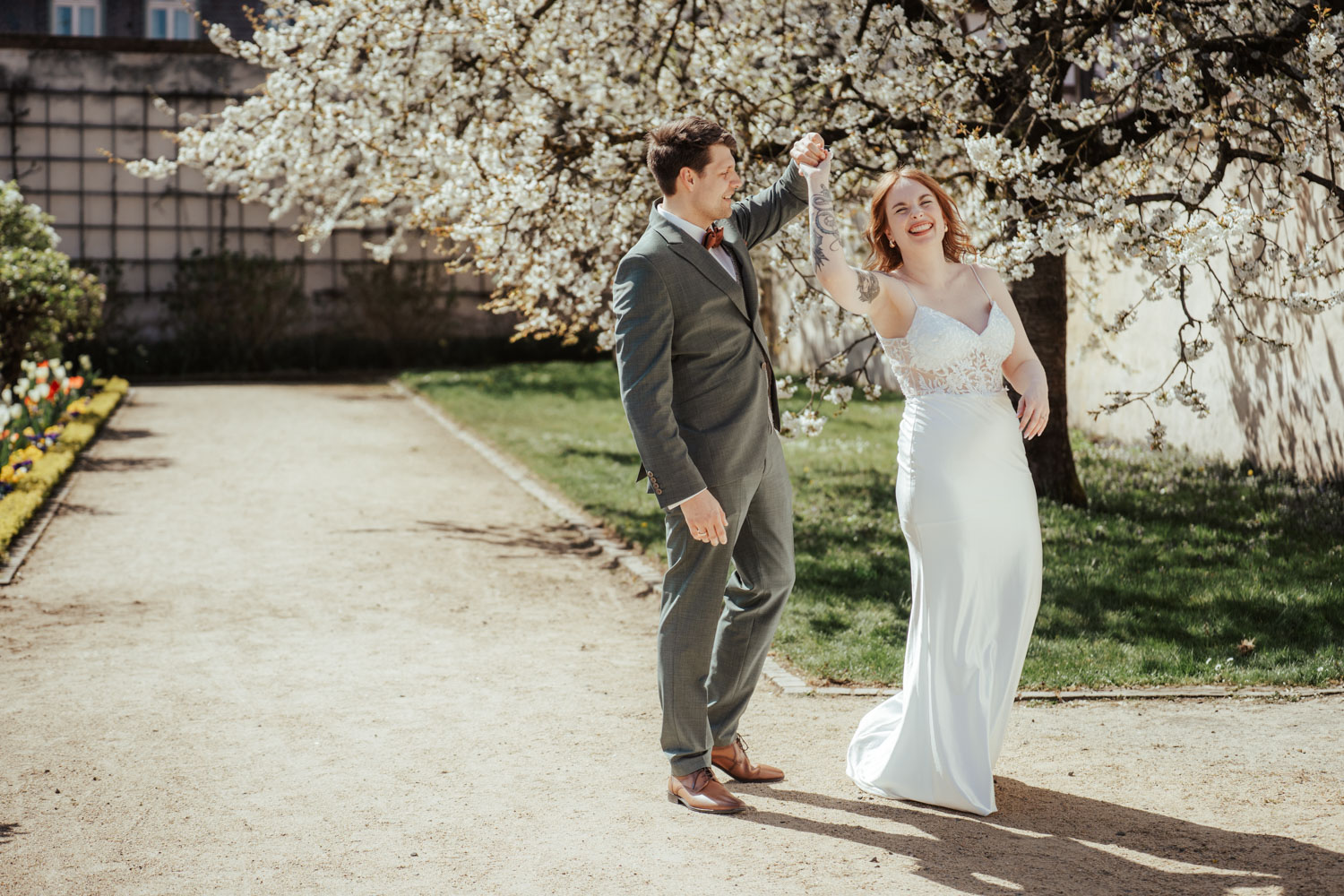 Hochzeitspaar tanzt im Park beim Brautpaarshooting in Frankfurt mit Hochzeitsfotografin Mirjam Beitz