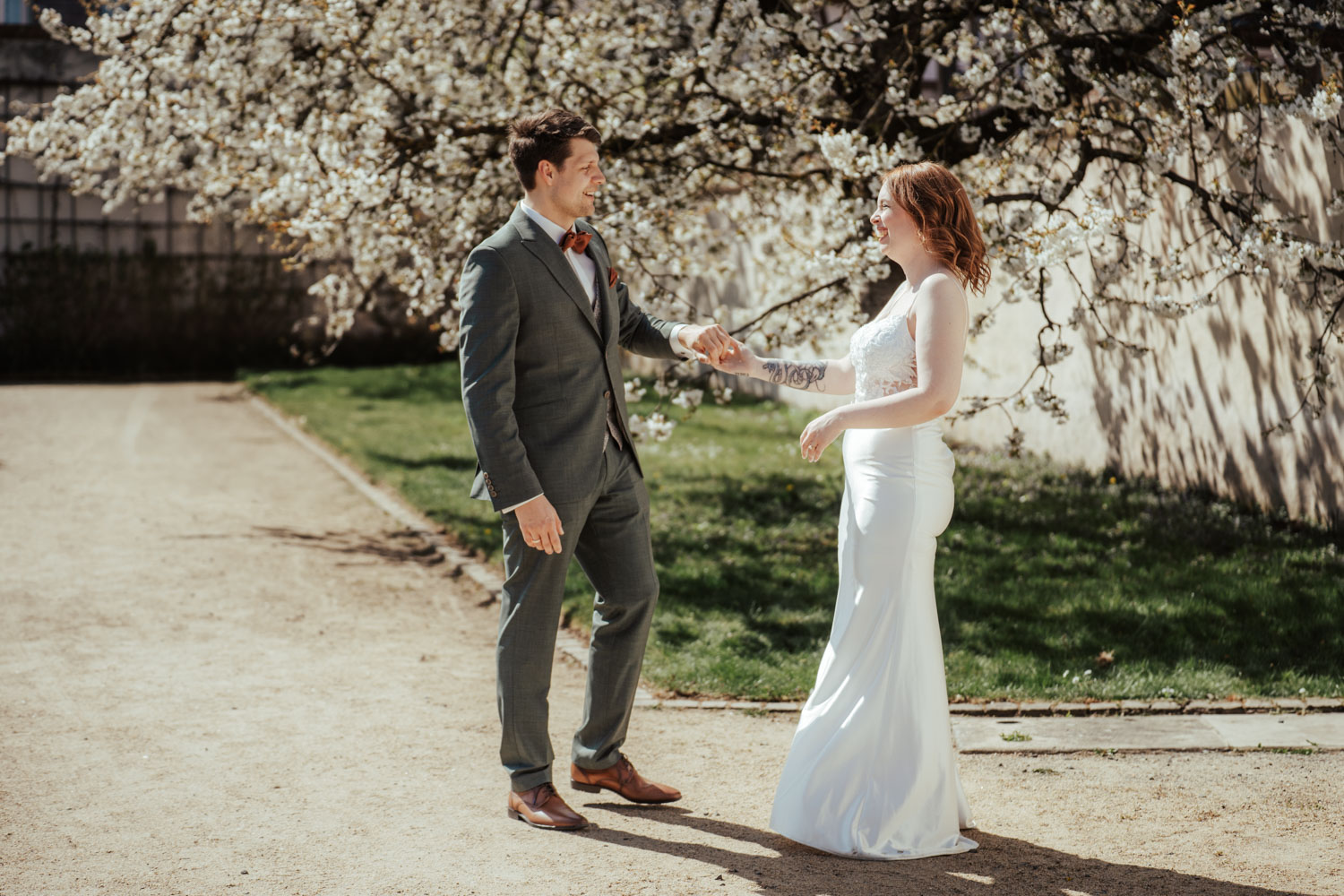 Entspanntes und lustiges Brautpaar beim Fotoshootings mit Hochzeitsfotografin Mirjam Beitz in Frankfurt