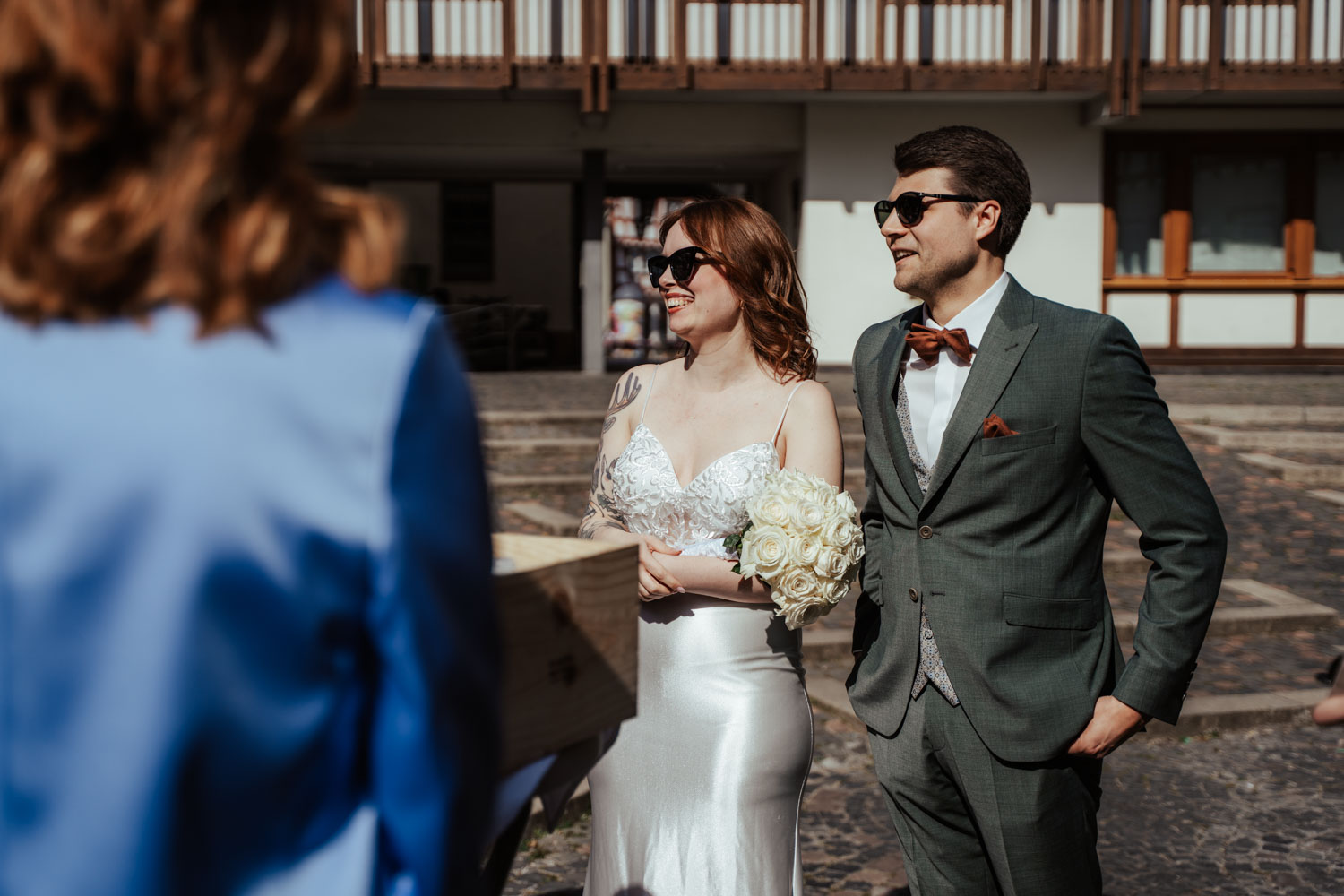 Das Brautpaar in der Sonne bei ihrer Hochzeit in Frankfurt